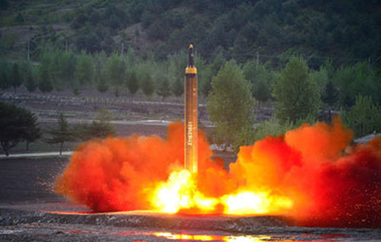 Triều Tiên tiếp tục phóng tên lửa đạn đạo mới - Ảnh 1