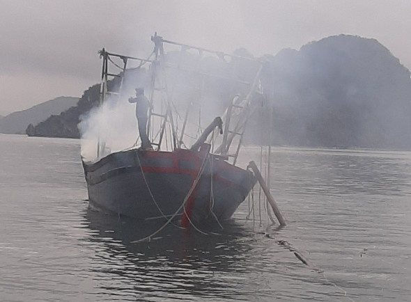 Quảng Ninh: Tàu cá bốc cháy, 3 anh em bị thương nặng - Ảnh 1