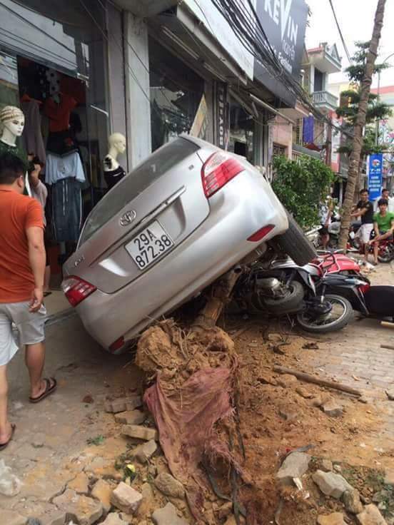 Xe ô tô tông liên hoàn 4 xe máy - Ảnh 1