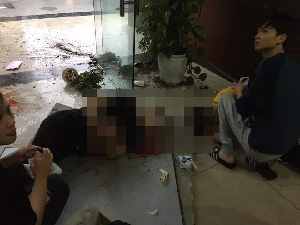 Hà Nội: Công an vào cuộc điều tra vụ "thủng trần" chung cư khiến 2 người rơi xuống sảnh - Ảnh 2