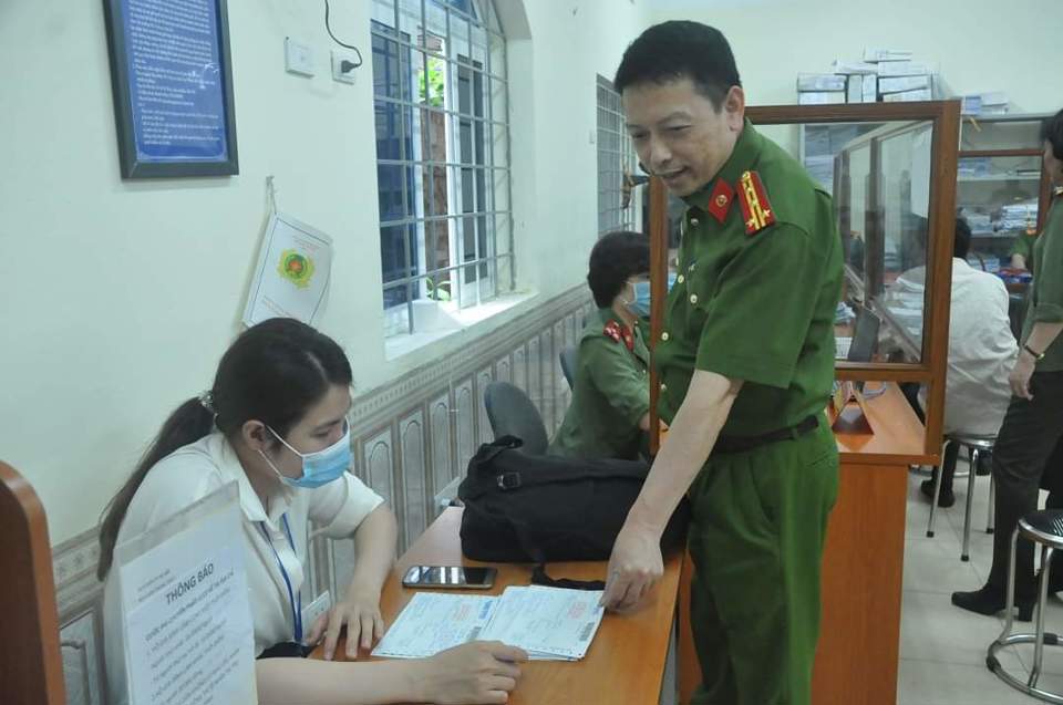 Phó Giám đốc Công an Hà Nội: Tận dụng từng giây của máy lăn vân tay để làm căn cước cho người dân - Ảnh 2