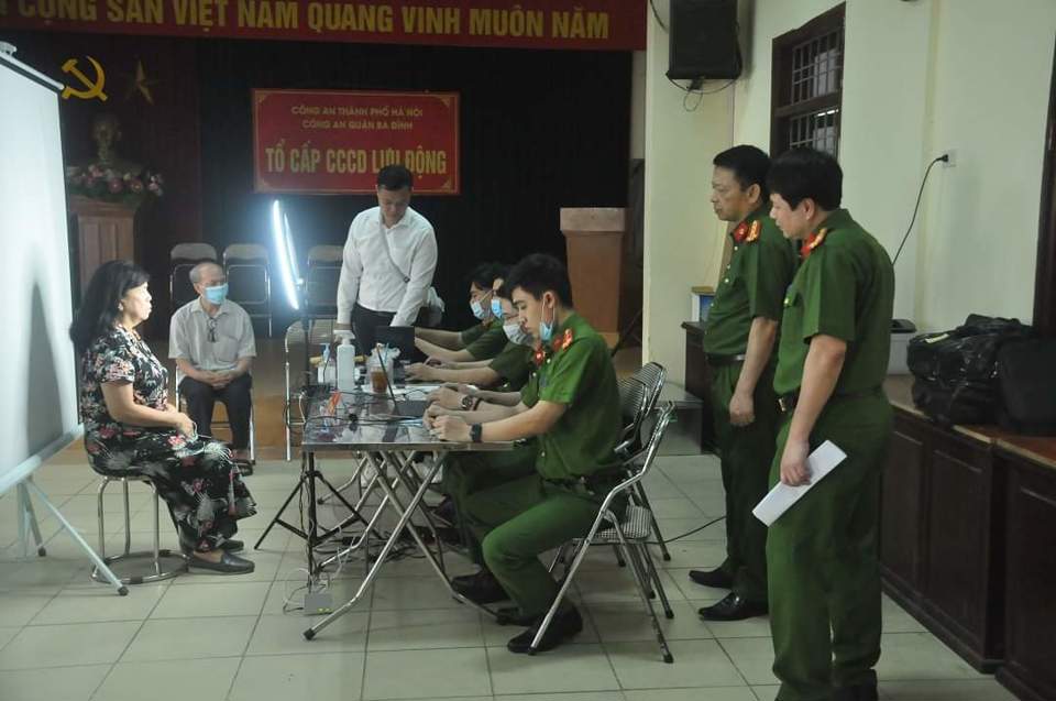 Phó Giám đốc Công an Hà Nội: Tận dụng từng giây của máy lăn vân tay để làm căn cước cho người dân - Ảnh 1