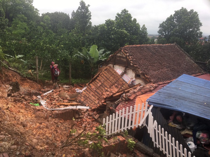 Huyện Quốc Oai: Kiểm tra, khắc phục sự cố sạt lở đất làm sập nhà dân - Ảnh 1