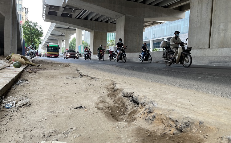 Tuyến đường Hồ Tùng Mậu - Xuân Thủy: Hư hỏng, chắp vá, mất an toàn giao thông - Ảnh 1