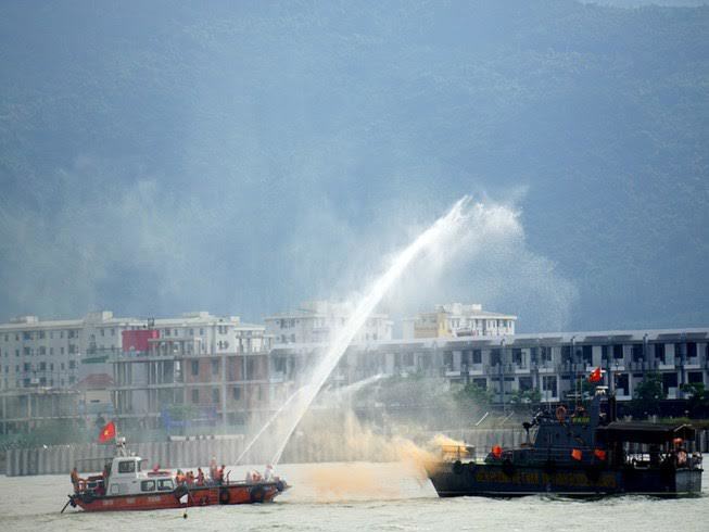 Việt Nam - Hoa Kỳ diễn tập ứng phó sự cố tràn dầu tại Đà Nẵng - Ảnh 2
