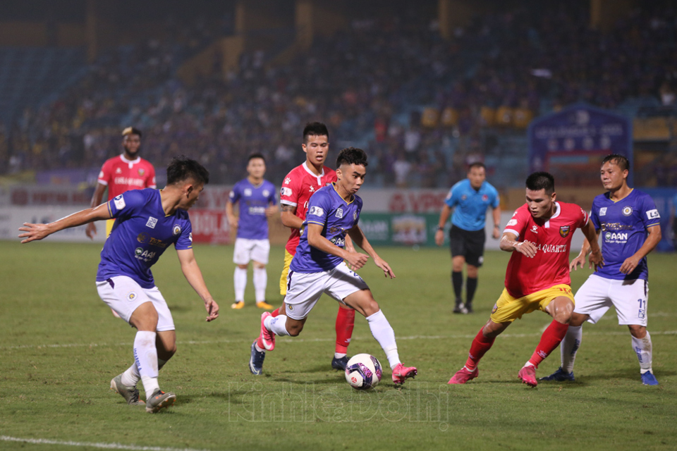 [Ảnh] Quang Hải xuất trận, Hà Nội FC vật vã cầm hoà trước đội bóng cuối bảng - Ảnh 8