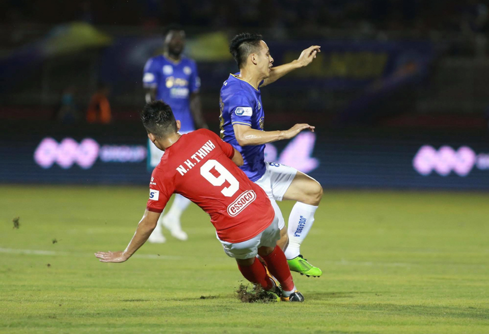 Bóng đá Việt Nam lên chuyên nghiệp ngoại trừ trọng tài là không? - Ảnh 1