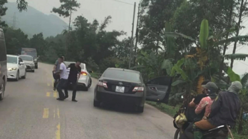 Quảng Ninh: Điều tra nhóm đối tượng tạt đầu xe và hành hung người đi đường - Ảnh 1
