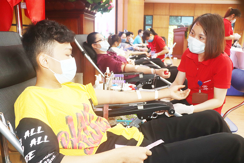 Hơn 500 người tham gia ngày toàn dân hiến máu tình nguyện 7/4 - Ảnh 3