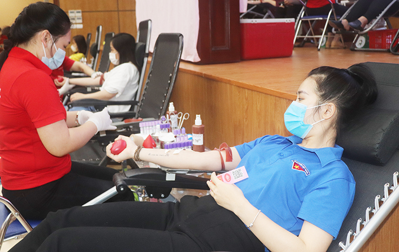 Hơn 500 người tham gia ngày toàn dân hiến máu tình nguyện 7/4 - Ảnh 4
