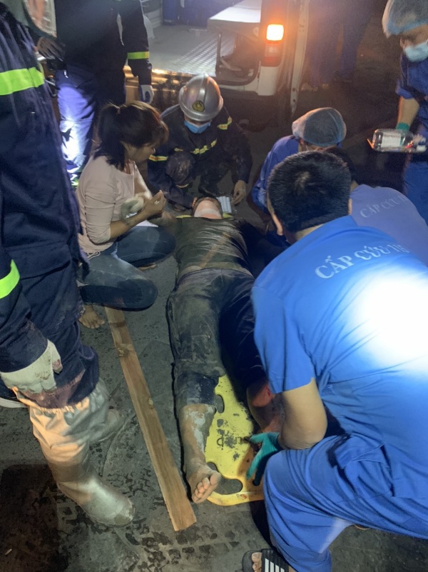 Hà Nội: Sập giàn giáo trong đêm, cảnh sát cứu người bị mắc kẹt trong đống đổ nát - Ảnh 8