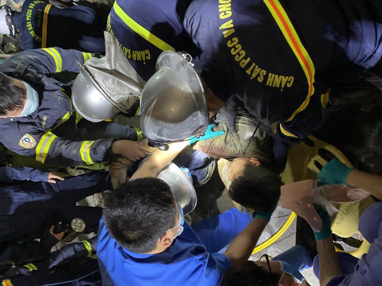 Hà Nội: Sập giàn giáo trong đêm, cảnh sát cứu người bị mắc kẹt trong đống đổ nát - Ảnh 7