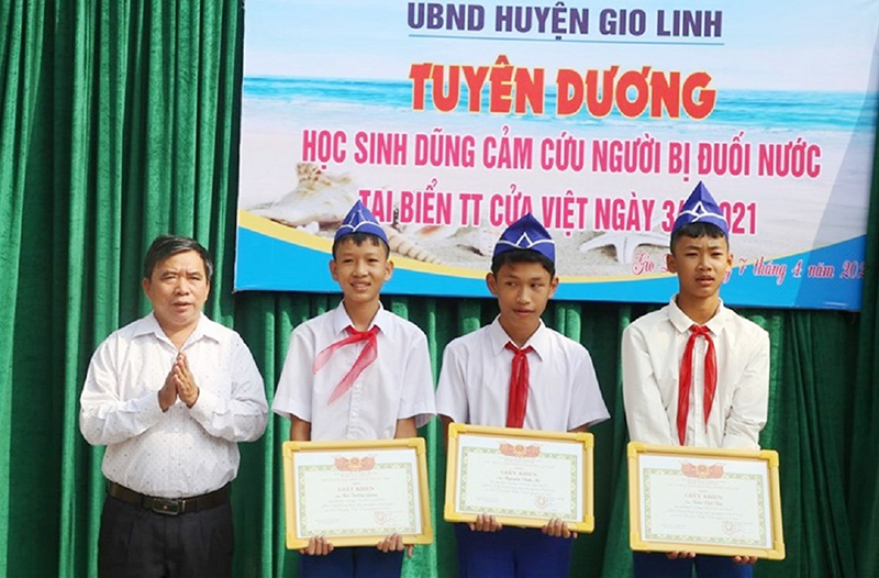 Quảng Trị khen thưởng 3 học sinh lớp 8 cứu người bị đuối nước - Ảnh 1