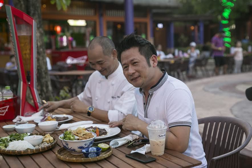 Ca sỹ Bằng Kiều: “Tôi ấn tượng với Không gian ẩm thực lớn nhất Đà Nẵng” - Ảnh 1