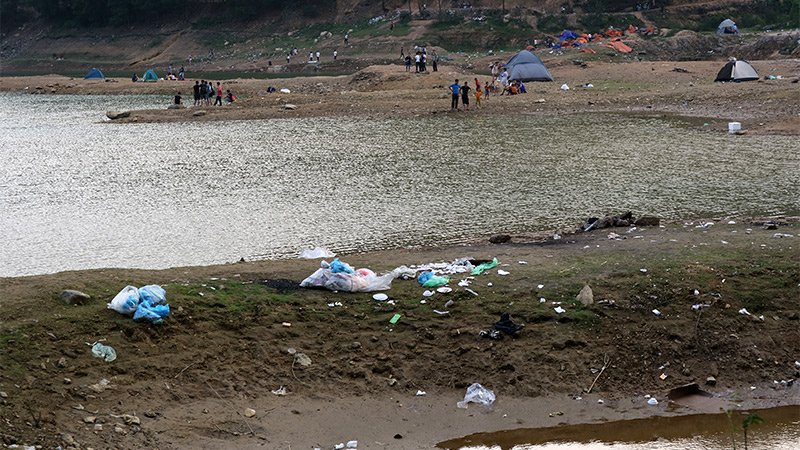 Hà Nội: Du khách hạ trại bên hồ Hàm Lợn ngập rác thải - Ảnh 9