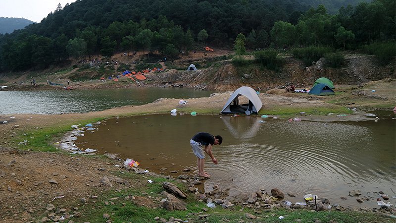 Hà Nội: Du khách hạ trại bên hồ Hàm Lợn ngập rác thải - Ảnh 10