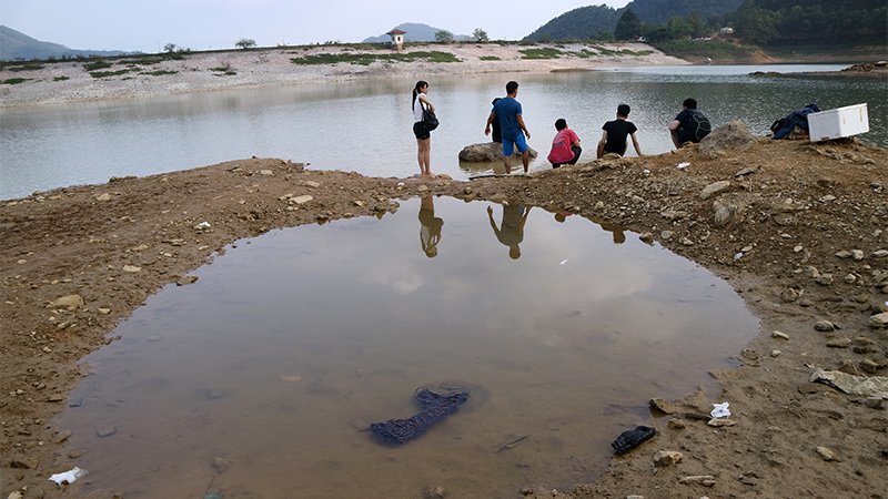 Hà Nội: Du khách hạ trại bên hồ Hàm Lợn ngập rác thải - Ảnh 11