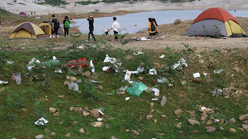 Hà Nội: Du khách hạ trại bên hồ Hàm Lợn ngập rác thải - Ảnh 4