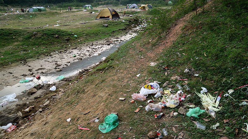 Hà Nội: Du khách hạ trại bên hồ Hàm Lợn ngập rác thải - Ảnh 5