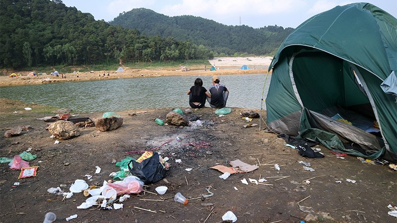 Hà Nội: Du khách hạ trại bên hồ Hàm Lợn ngập rác thải - Ảnh 6