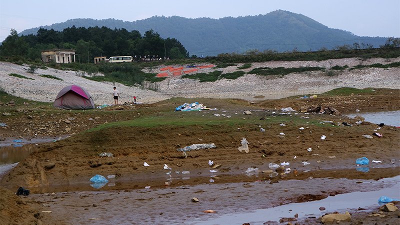 Hà Nội: Du khách hạ trại bên hồ Hàm Lợn ngập rác thải - Ảnh 7