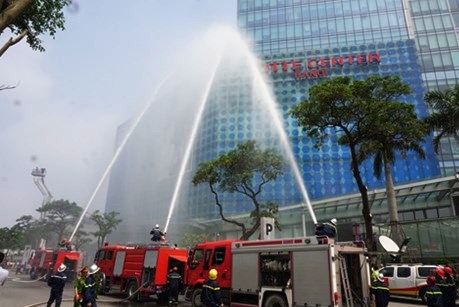 Giải cứu nhiều người trong "đám cháy" tại tòa nhà Lotte - Ảnh 1
