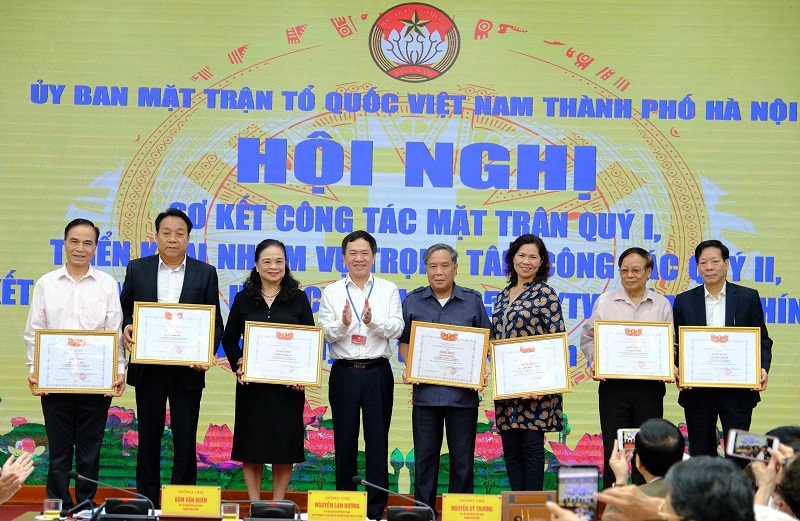Ủy ban MTTQ Việt Nam TP: Biểu dương nhiều tập thể, cá nhân tiêu biểu trong thực hiện Chỉ thị 05-CT/TW và công tác mặt trận - Ảnh 2
