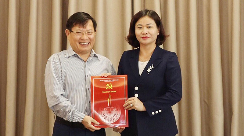 Phó Bí thư Thường trực Thành uỷ Nguyễn Thị Tuyến trao quyết định nghỉ hưu cho nguyên Bí thư Huyện uỷ Sóc Sơn - Ảnh 1