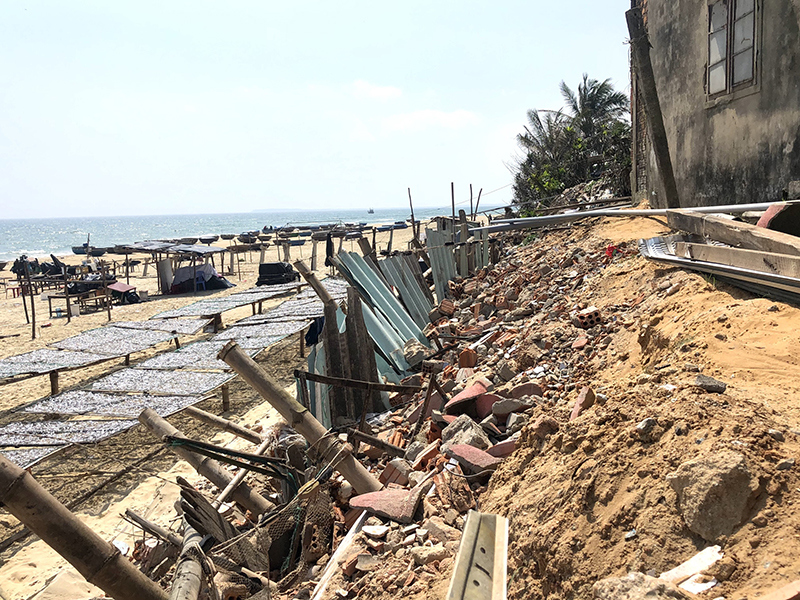 Quảng Nam: Hàng chục nhà dân nguy cơ bị biển “nuốt trôi” - Ảnh 1