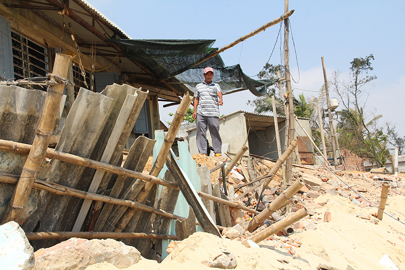 Quảng Nam: Hàng chục nhà dân nguy cơ bị biển “nuốt trôi” - Ảnh 3