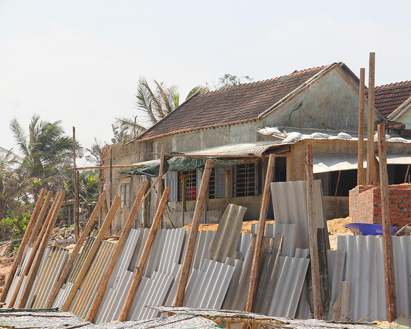 Quảng Nam: Hàng chục nhà dân nguy cơ bị biển “nuốt trôi” - Ảnh 7