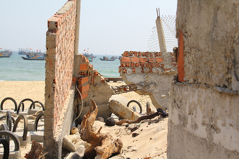 Quảng Nam: Hàng chục nhà dân nguy cơ bị biển “nuốt trôi” - Ảnh 9