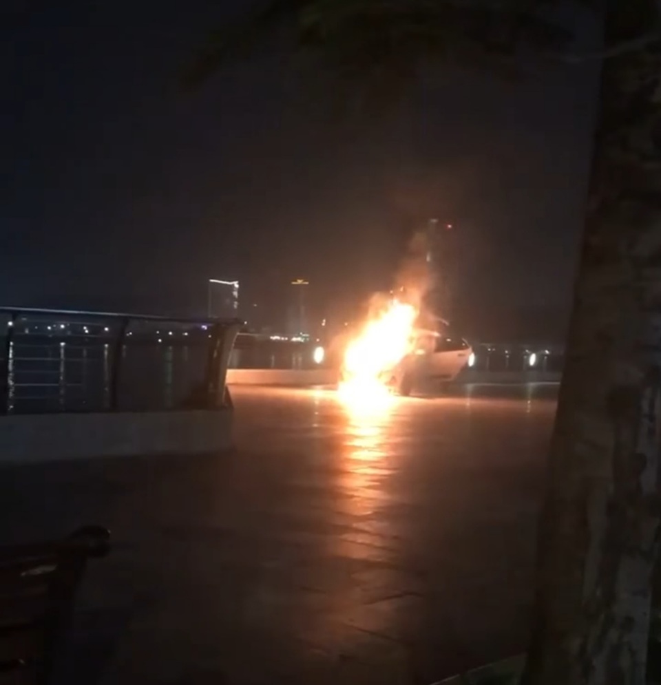 Quảng Ninh: Một chiếc xe ô tô con bất ngờ bốc cháy dữ dội - Ảnh 1