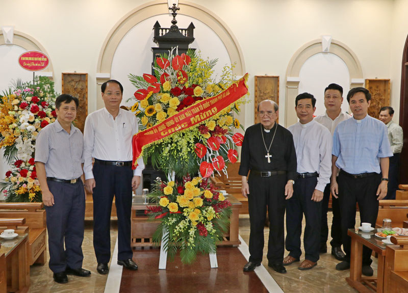 Lãnh đạo Ban Dân vận Thành ủy Hà Nội chúc mừng Tòa giám mục Hưng Hóa nhân dịp Lễ Phục sinh 2021 - Ảnh 1