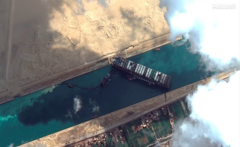 Tiết lộ lý do khiến tàu chở hàng mắc kẹt trên kênh đào Suez - Ảnh 1