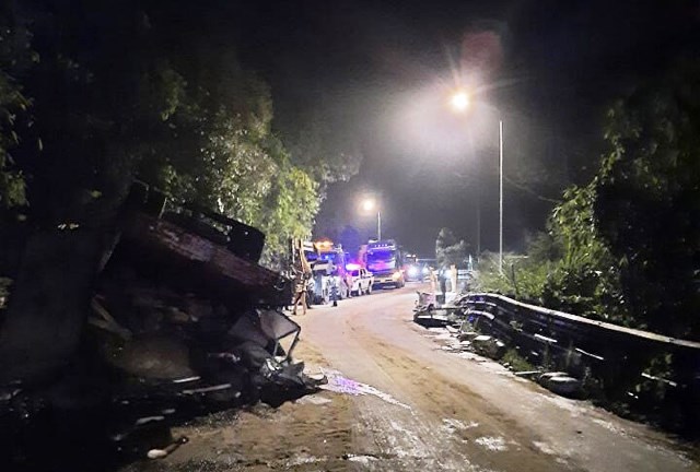 Xe tải chở phế liệu đâm xe máy trên đèo Bảo Lộc, 2 nữ sinh tử vong thương tâm - Ảnh 1