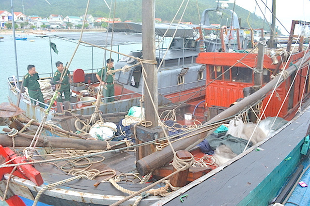 Nghệ An: Tàu bị gãy trục máy, 7 ngư dân lênh đênh trên biển - Ảnh 1