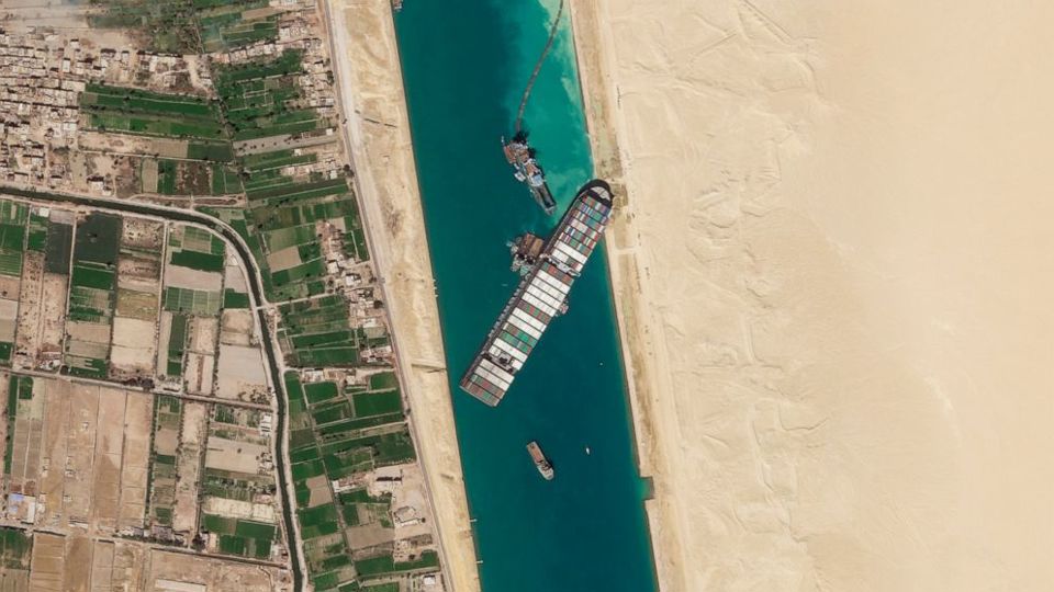 Siêu tàu mắc kẹt ở kênh đào Suez đã "nổi một phần" - Ảnh 1