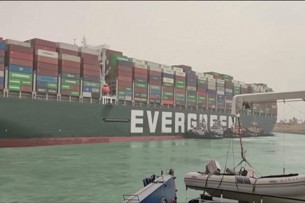 "Siêu tàu" Ever Given vẫn mắc kẹt, nhiều tàu chuyển hướng khỏi kênh đào Suez - Ảnh 1