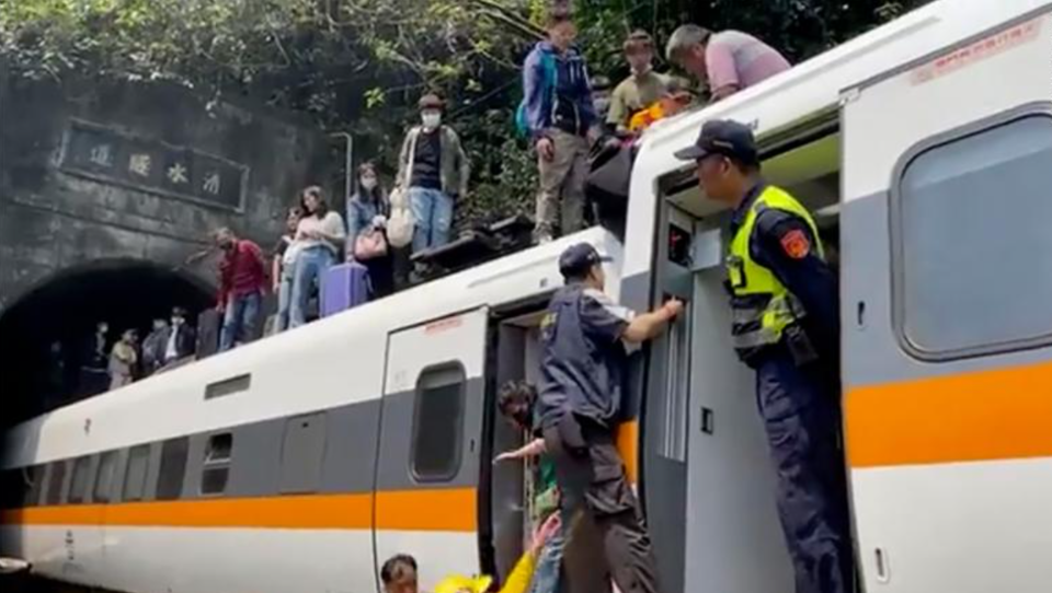 Hàng chục người thiệt mạng trong vụ tàu hỏa trật bánh ở Đài Loan - Ảnh 1