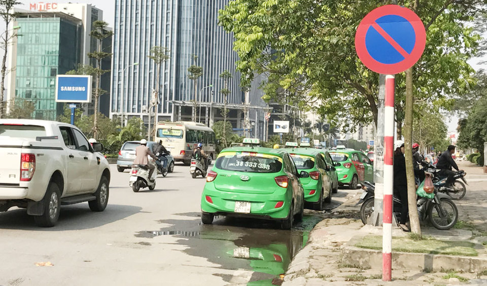 Taxi Mai Linh được “đặc cách” dừng đỗ tại giao lộ? - Ảnh 1