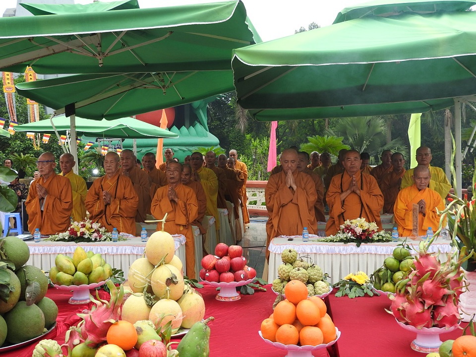 Hàng ngàn người tham dự đại lễ cầu siêu Tiết Thanh minh tại Hoa viên Bình Dương - Ảnh 1