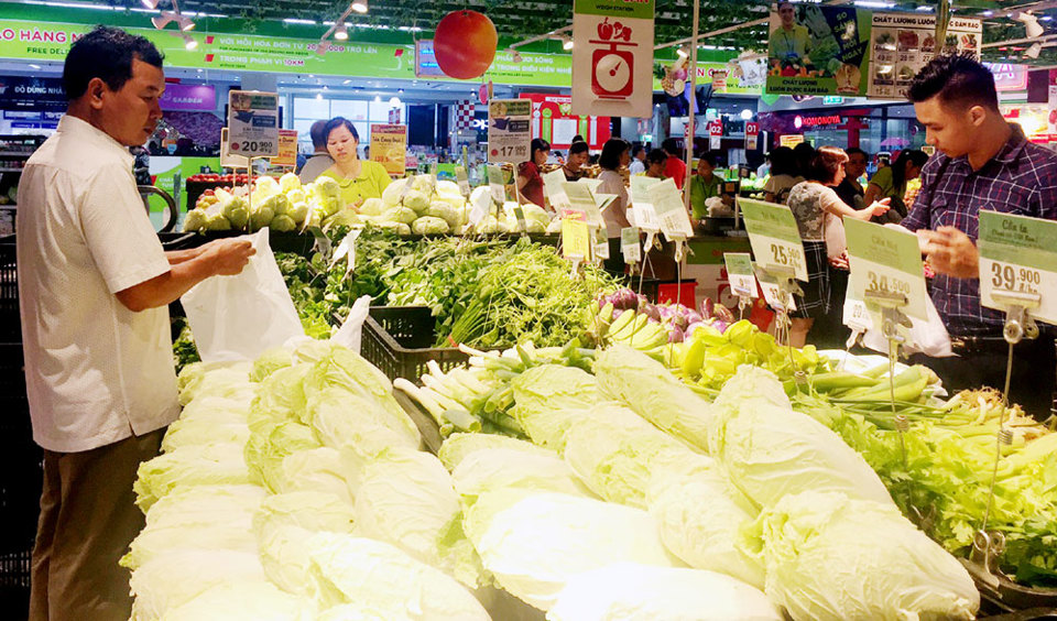 Thị trường Hà Nội nghỉ lễ 30/4 - 1/5: Chợ vắng hoe, siêu thị đông nghịt - Ảnh 1