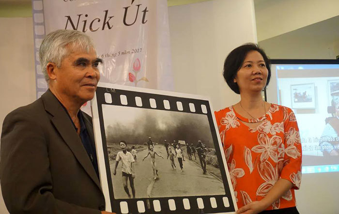 Tác giả “Em bé Napalm” trao ảnh cho Bảo tàng Phụ nữ Việt Nam - Ảnh 1