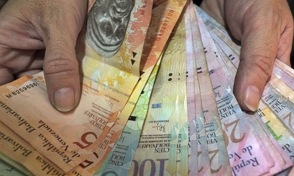 Venezuela sắp "cạn" tiền mặt dữ trự - Ảnh 1