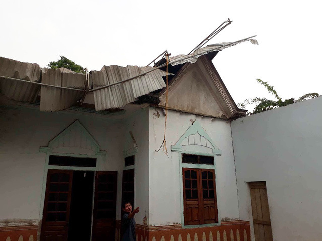 Nghệ An: Lốc lớn kèm mưa đá, nhà sập đè lên 3 mẹ con - Ảnh 7