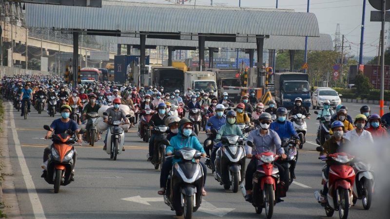 Vừa chính thức thu phí, xa lộ Hà Nội đã tê liệt - Ảnh 1