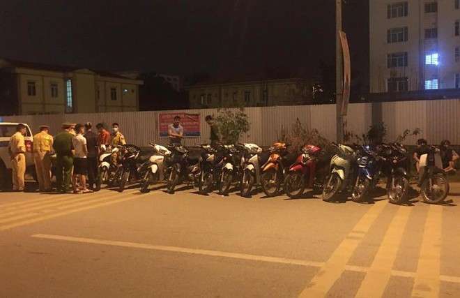 Hà Nội: Tạm giữ nhóm "trẻ trâu" đua xe náo loạn trục đường Quốc lộ 23B ở Mê Linh - Ảnh 1