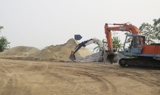 Xử lý nạn cát tặc và bến bãi trái phép tại huyện Ba Vì: Vẫn chỉ… ném đá ao bèo - Ảnh 1