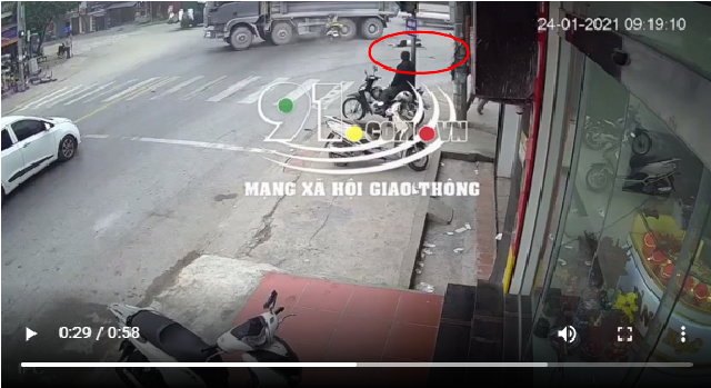 Tai nạn giao thông mới nhất hôm nay 24/1: Xe máy vượt đèn đỏ tông vào xe ben, 2 người thương vong - Ảnh 1